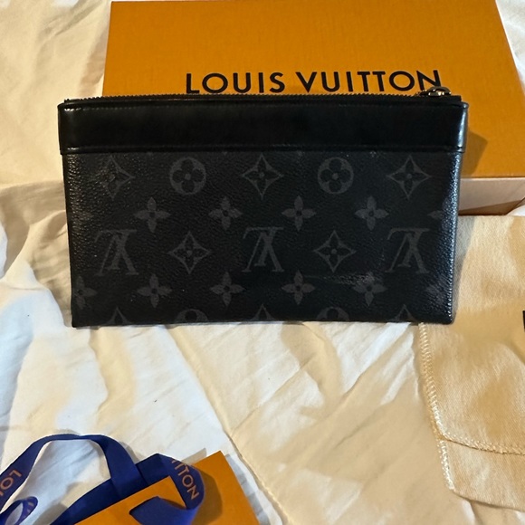 Authentic Louis Vuitton Discovery Pochette PM - Picture 3 of 3